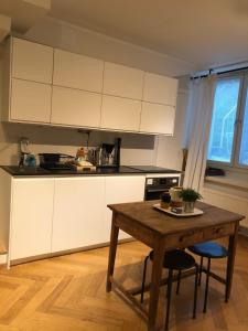 Virtuvė arba virtuvėlė apgyvendinimo įstaigoje Picturesque Area in Helsinki Center Apartment