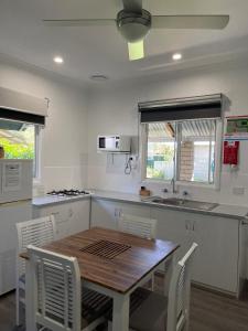 Η κουζίνα ή μικρή κουζίνα στο Busselton Jetty Chalets