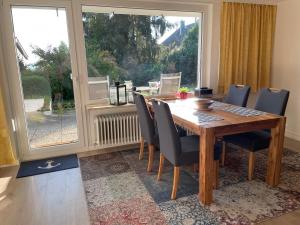 ein Esszimmer mit einem Holztisch und Stühlen in der Unterkunft Ferienwohnung Elfengast, Harzurlaub in bester Lage in Bad Harzburg