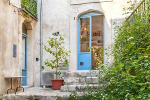 a blue door on the side of a building at Dammusi Beneventano in Scicli