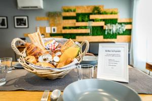 un panier de nourriture assis au-dessus d'une table dans l'établissement Le XV d'Agen - Appart'Hôtel SPA - Clim - Melina & Alfred, à Agen