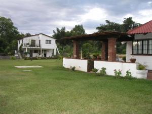 un patio trasero con un pabellón frente a una casa en El Rincón de San Agustín Etla, en San Agustín Etla