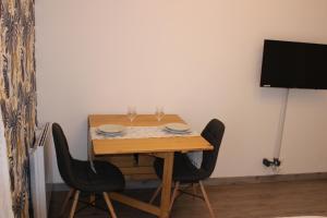 een eettafel met 2 glazen en 2 stoelen bij Au pied des Thermes in Amélie-les-Bains-Palalda
