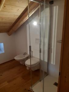 ein Bad mit einem WC und einem Waschbecken in der Unterkunft Appartamenti Joseff in Livigno