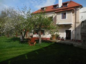 una casa blanca con un árbol en el patio en Domek kata Matěje en Český Krumlov