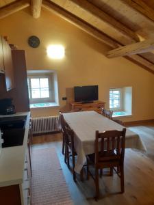 una cucina e una sala da pranzo con tavolo e sedie di Appartamenti Joseff a Livigno