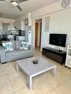 A seating area at Stunning Spacious 2-Bed Apartment in Liopetri