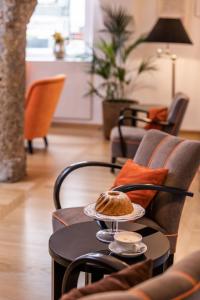 uma mesa com um prato de pão em cima em Boutiquehotel Amadeus em Salzburgo