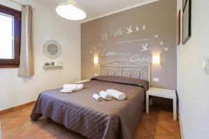 Un dormitorio con una cama con dos toallas encima. en Tenuta Ferilli, en Salve