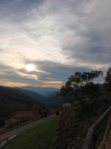 una vista de una colina con el sol en el cielo en La Castañar - La Vallicuerra Casas Rurales, en Mieres