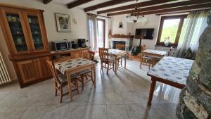 cocina y comedor con mesa y sillas en Casa Margherita Chambres d'Hôtes & SPA, en Challand Saint Anselme