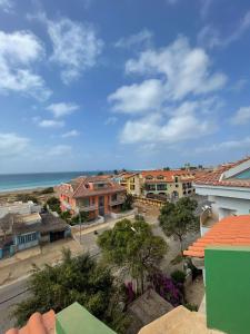Blick auf eine Stadt mit Häusern und das Meer in der Unterkunft New Rooftop Penthouse with Oceanview in Santa Maria