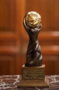 Une statue d'une femme avec la tête en l'air dans l'établissement Casablanca Hotel Jeddah, à Djeddah