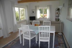 una mesa blanca y sillas en la sala de estar. en Ferienwohnung Au Pajot, en Ambax