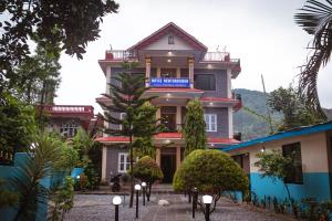 une maison au milieu d'un jardin dans l'établissement Hotel New Darshan, à Pokhara