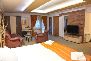 TV a/nebo společenská místnost v ubytování Hotel Rothmans-Breakfast - Free parking - Lobby
