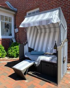 a table and a bench in front of a house at Strandbude Borkum in Borkum