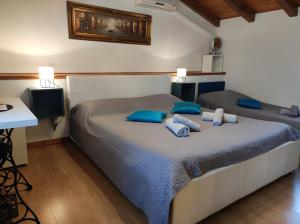 um quarto com 2 camas e almofadas azuis em Rooms Barbieri Rovinj em Rovinj mais 17 fotografias
