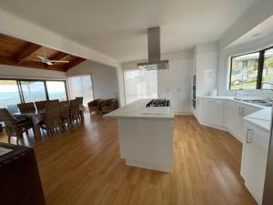 Dromana Panoramic Views的厨房或小厨房
