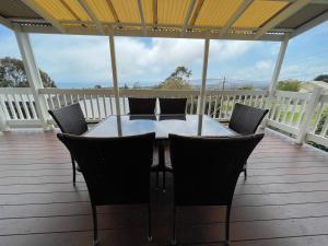 Dromana Panoramic Views的阳台或露台
