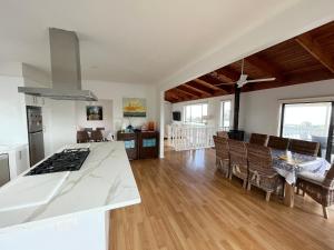 Dromana Panoramic Views的厨房或小厨房