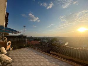 - Balcón con vistas a la puesta de sol en Casa inteira e quartos individuais!, en Belo Horizonte