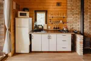 Nhà bếp/bếp nhỏ tại Beržų namelis - Birch cabin +36 ảnh