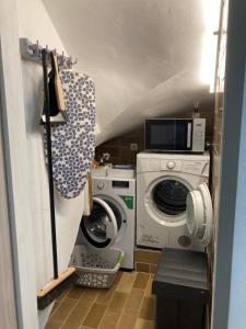 een kleine wasruimte met een wasmachine en droger bij Ferienwohnung bon WAB in Hallstatt