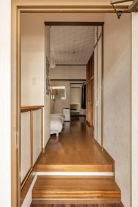 um corredor que leva a um quarto com uma sala de estar em 2フロア貸切最大15名 国際通り徒歩1分 駐車場1台無料 Paradise inn 安里 em Naha