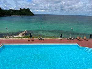 - une piscine avec vue sur l'océan dans l'établissement NAM DU PALACE Hotel, à Nam Du