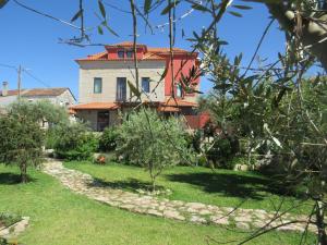une maison au milieu d'un jardin dans l'établissement Solar dos Alperces - Serra da Estrela - Turismo de Aldeia, à Travancinha