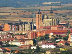 miasto z kilkoma budynkami i kościołem w obiekcie Apartamento Shenzhen en Astorga Camino de Santiago Cochera bicis w mieście Astorga