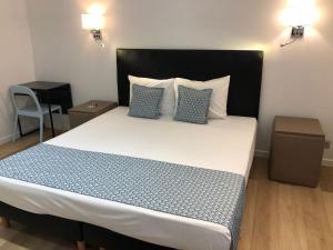 - une chambre avec un grand lit et 2 oreillers dans l'établissement Shelter-rooms, à Buysinghen