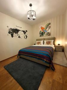1 dormitorio con 1 cama con mapa en la pared en Forest Apartments, en Sinaia