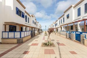 eine leere Straße in einer Stadt mit Gebäuden in der Unterkunft Vivienda Agaete Paradise in Puerto de las Nieves