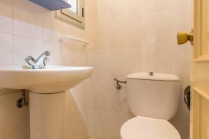 ein Badezimmer mit einer weißen Toilette und einem Waschbecken in der Unterkunft Vivienda Agaete Paradise in Puerto de las Nieves + 20 Fotos