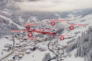 un mapa de una estación de esquí en la nieve en Hotel Garni Apart TINA, en Ischgl