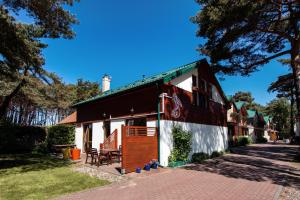 een klein huis aan een bakstenen weg bij Pokoje przy Plaży Dźwirzyno -Pelikan Resort in Dźwirzyno