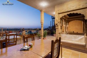 un patio con mesa y chimenea en Gaji Hotel Jaisalmer, en Jaisalmer