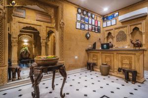 ジャイサルメールにあるGaji Hotel Jaisalmerのテーブルに果物を盛り付けたお部屋