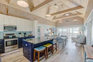 een grote keuken met blauwe kasten en een eetkamer bij Albion Topsail Beach in Topsail Beach