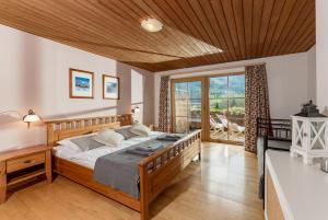 Ein Bett oder Betten in einem Zimmer der Unterkunft Landhaus Bergner Alm