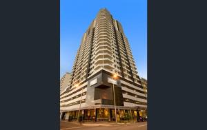 um edifício alto com uma loja em frente em Pandanus em Darwin
