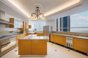 Dusit Hotel & Suites - Doha廚房或簡易廚房