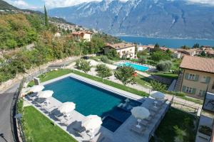 - une vue aérienne sur une villa avec une piscine dans l'établissement Borgo Ermanno, à Tignale
