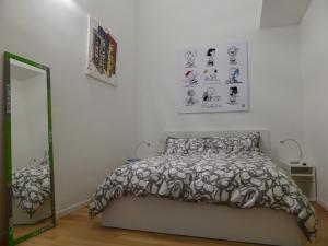 Schlafzimmer mit einem Bett und einem Spiegel in der Unterkunft Appartamento Giulio VI in Turin