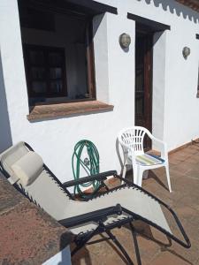 un patio con tavolo, sedia e tavolo di Luz y Sol a Jimena de la Frontera