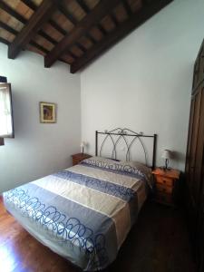 una camera con un grande letto di Luz y Sol a Jimena de la Frontera