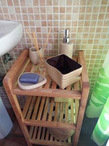 łazienka z drewnianym stołem i umywalką w obiekcie Luz y Sol w mieście Jimena de la Frontera