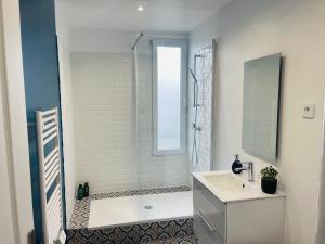a bathroom with a tub and a sink and a shower at Spacieux T2 à 15mn de Paris et 30mn de Disney en voiture ! in Champigny-sur-Marne